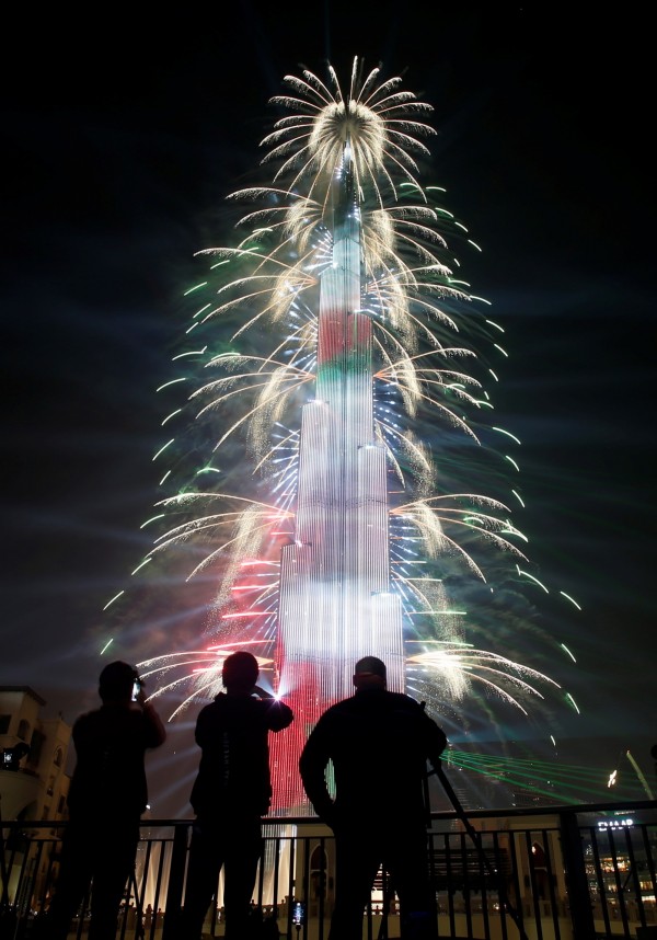 哈里發塔樓高828公尺，在杜拜的夜空中，施展炫耀燈光秀，高樓不斷的被豔光四射的燈色彩包圍，快速轉換，耀眼奪目。（歐新社）