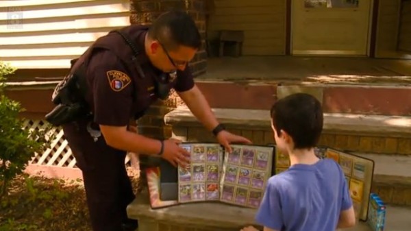 美國一男童珍藏的卡片被偷，員警好心把自己的童年收藏送給他。（圖擷自fox8.com影片）