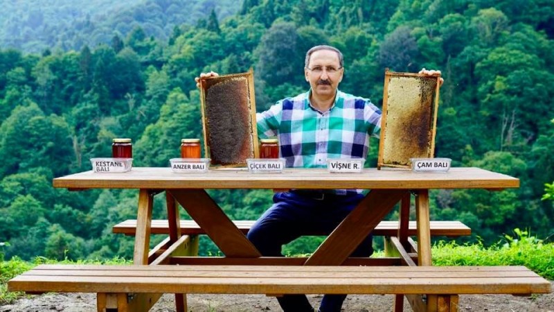 土耳其蜂農希迪夫（İbrahim Sedef）試過各種方式，都無法阻撓鍥而不捨的熊破壞蜂箱、偷吃蜂蜜。於是，他乾脆讓熊擔任「試吃員」，來評鑑自家生產的蜂蜜品質。（圖擷自臉書＿İbrahim Sedef）
