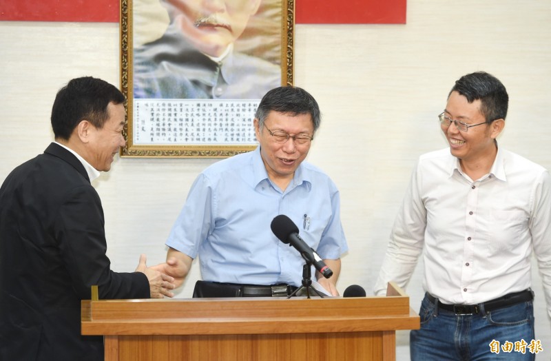 台北市長柯文哲（中）今天正式宣布籌組台灣民眾黨；綠黨桃園市議員王浩宇公布最新民調，剛剛曝光的台灣民眾黨支持度已經高過時代力量、綠黨和基進黨。（記者方賓照攝）
