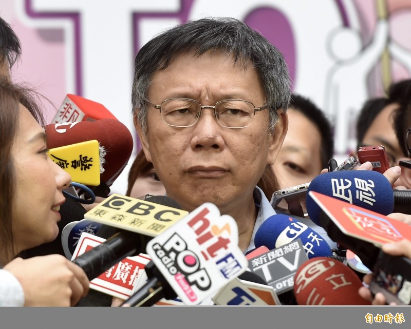 台北市長柯文哲26日出席108年自殺防治宣導大型記者會暨互動展示活動，會後接受媒體訪問。（記者簡榮豐攝）