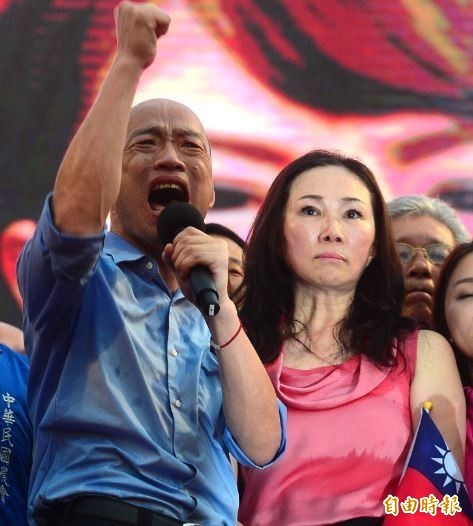 高雄市長韓國瑜（左）1日出席凱道「決戰2020，贏回台灣」全國團結造勢大會 ，韓國瑜表示，願意承擔重任，為中華民國不惜粉身碎骨。右為韓國瑜太太李佳芬。（資料照）