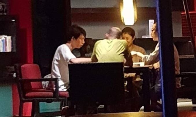 民眾爆料韓國瑜（背對鏡頭）與立委許淑華等人，過年期間在峇里島飯店打麻將。（記者王榮祥擷自林智鴻臉書）