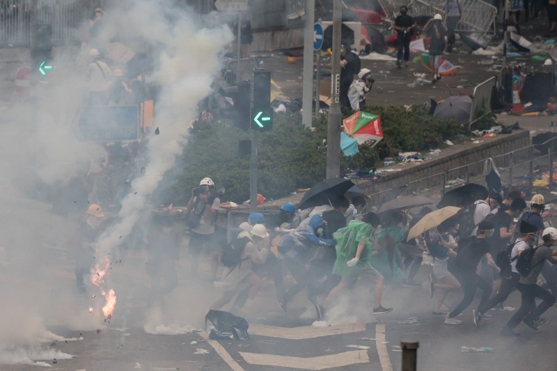 國際特赦組織表示，香港警方在612當天有「過度濫用催淚彈及胡椒噴霧」等5大違法行為，呼籲港府應盡速展開獨立調查。（彭博）