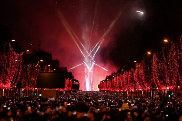 巴黎香榭大道擠滿跨年民眾。（法新社）
