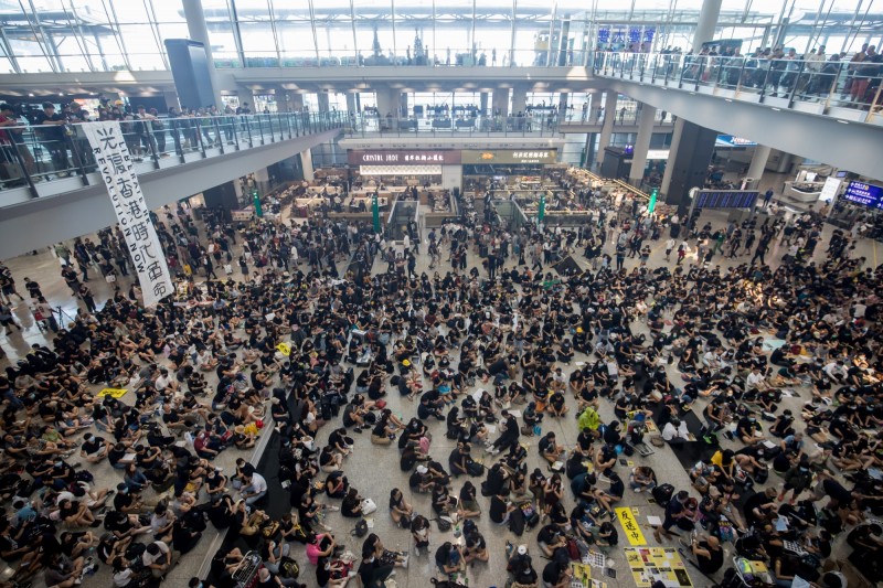 截至今日上午，預計在本週末舉行的4場遊行，全遭警方發出反對通知書。圖為香港群眾今日於香港機場進行的靜坐示威。（彭博）
