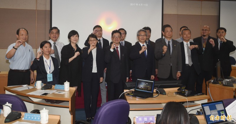 我國參與國際大型黑洞觀測計畫「事件視界望遠鏡」(EHT),10日晚間與其他5個國家同步公開人類史上第一張黑洞照片;,研究團隊在黑洞照片前合影。(記者廖振輝攝) 我國參與國際大型黑洞觀測計畫「事件視界望遠鏡」(EHT),10日晚間與其他5個國家同步公開人類史上第一張黑洞照片;,研究團隊在黑洞照片前合影。(記者廖振輝攝)