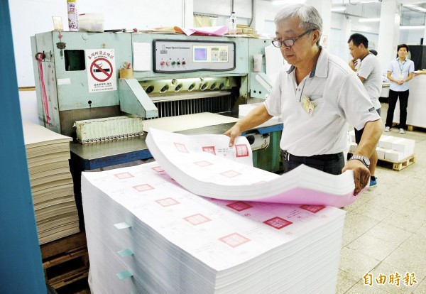 A worker stacks newly printed referendum ballots yesterday in Pingtung County.
Photo: Hou Cheng-hsu, Taipei Times A worker stacks newly printed referendum ballots yesterday in Pingtung County.
Photo: Hou Cheng-hsu, Taipei Times