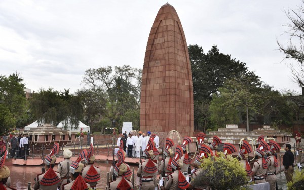 英國駐印度高級官員在今日阿姆利則（Amritsar）大屠殺100週年紀念日獻上花圈，這是英國殖民印度史上最嚴重的暴行之一，英國政府致今仍尚未道歉。（美聯社）
