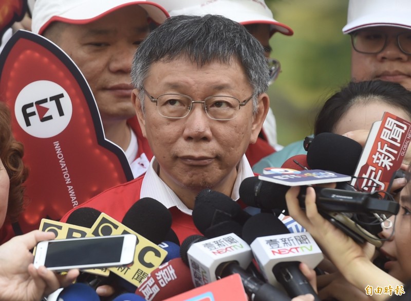 台北市長柯文哲日前就林飛帆人事案砲打綠營「說謊成性」,行政院長蘇貞昌提醒,柯曾說連任後會支持總統蔡英文爭取連任。柯回應,去年市長選舉後,尤其又發生葛特曼事件,如今蘇這麼說,「實在是有夠不要臉」,不過他也強調非跟民進黨開戰,而是「禮尚往來」,並自稱就是這個調調,恢復本來樣貌、豁出去了。(記者簡榮豐攝) 台北市長柯文哲日前就林飛帆人事案砲打綠營「說謊成性」,行政院長蘇貞昌提醒,柯曾說連任後會支持總統蔡英文爭取連任。柯回應,去年市長選舉後,尤其又發生葛特曼事件,如今蘇這麼說,「實在是有夠不要臉」,不過他也強調非跟民進黨開戰,而是「禮尚往來」,並自稱就是這個調調,恢復本來樣貌、豁出去了。(記者簡榮豐攝)