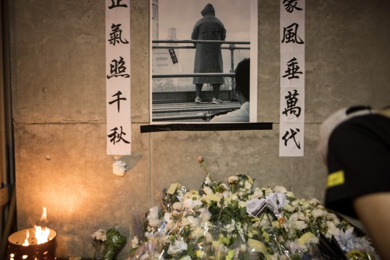 香港反送中逾200萬人上街抗議，民陣發布人數特+1人，就是為悼念因此事送命的黃衣男。（彭博）