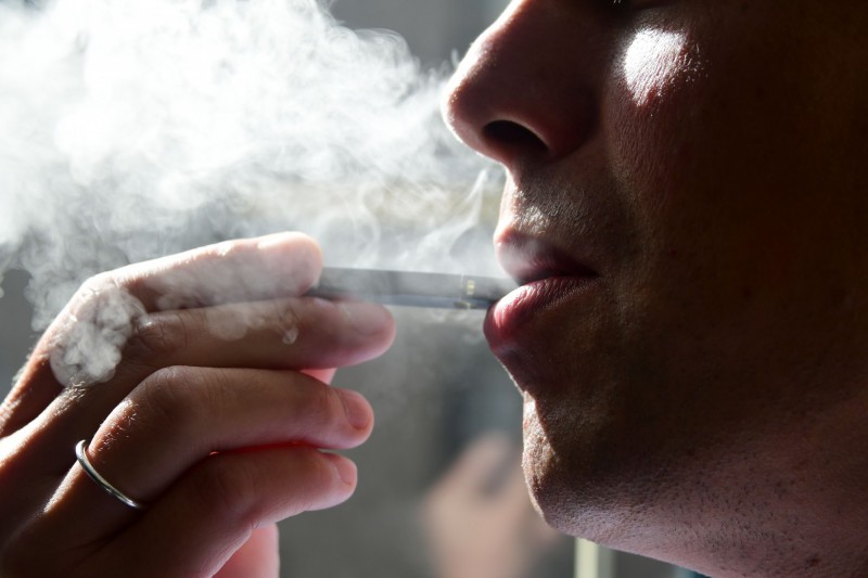 美國麻州宣布全面禁售各類電子菸，成為美國第一個正式禁止銷售所有電子菸的州。（法新社）