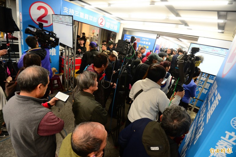 立委補選，三重區國民黨立委補選候選人鄭世維競選總部，下午投票結束後，湧進大批支持者前來關心選舉結果，鄭世維則在下午5點15分自行宣布敗選。（記者王藝菘攝）