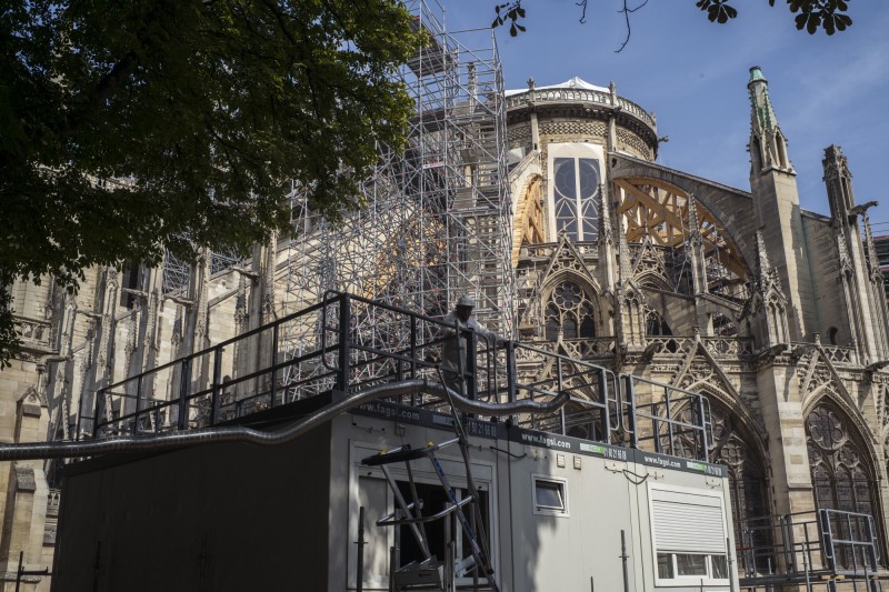法國巴黎今日中午到達41度，創下最高溫紀錄，當地建築師擔心，巴黎聖母院可能在高溫曝曬下被熱浪「熱垮」。圖為重建中的巴黎聖母院。（美聯社）