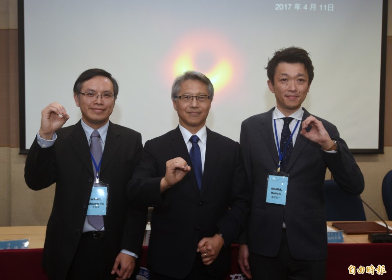 我國參與國際大型黑洞觀測計畫「事件視界望遠鏡」(EHT),10日晚間與其他5個國家同步公開人類史上第一張黑洞照片;中研院長廖俊智(中)、中研院天文所副所長王祥宇(左)、天文所副研究員淺田圭一(右)在黑洞照片前合影。(記者廖振輝攝) 我國參與國際大型黑洞觀測計畫「事件視界望遠鏡」(EHT),10日晚間與其他5個國家同步公開人類史上第一張黑洞照片;中研院長廖俊智(中)、中研院天文所副所長王祥宇(左)、天文所副研究員淺田圭一(右)在黑洞照片前合影。(記者廖振輝攝)