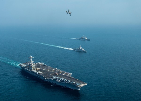 美軍史坦尼斯號航空母艦派出C-2灰狗式運輸機降落斯里蘭卡機場接收物品。（法新社）