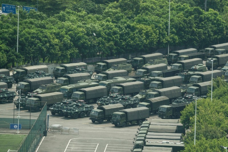 國際媒體照片曝光，近日有數以萬計的中國武警在緊臨香港的深圳演習，還有大量部隊車輛停在深圳體育場館附近。（法新社）