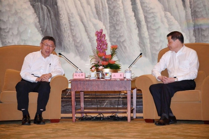 台北市長柯文哲昨飛抵上海，與上海市長應勇互動熱絡。（台北市政府提供）
