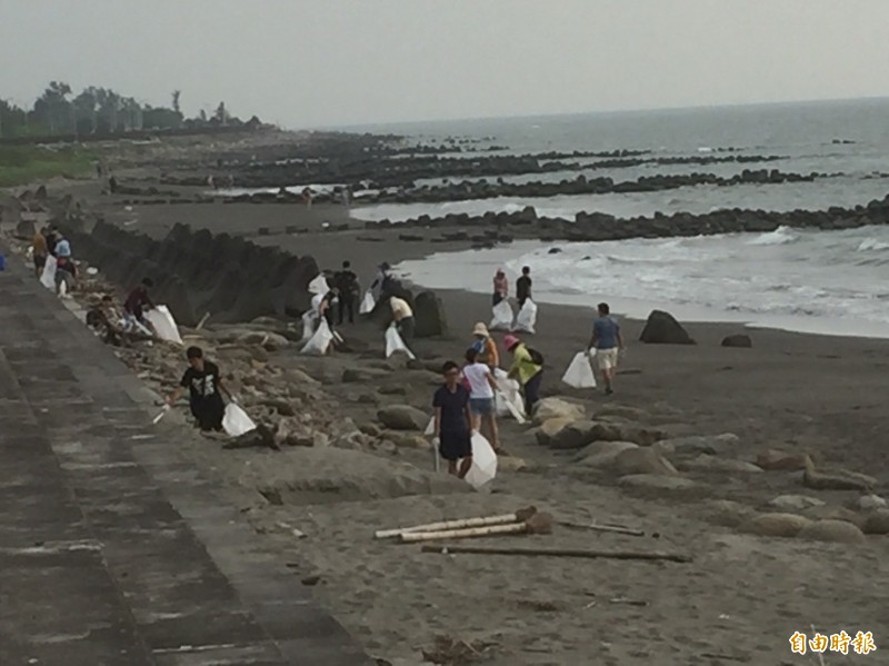 韓國瑜今日原本想在黃金海岸淨灘，不料有群不明人士在昨日已經垃圾全清空。圖為示意圖，非新聞當事人。（資料照）