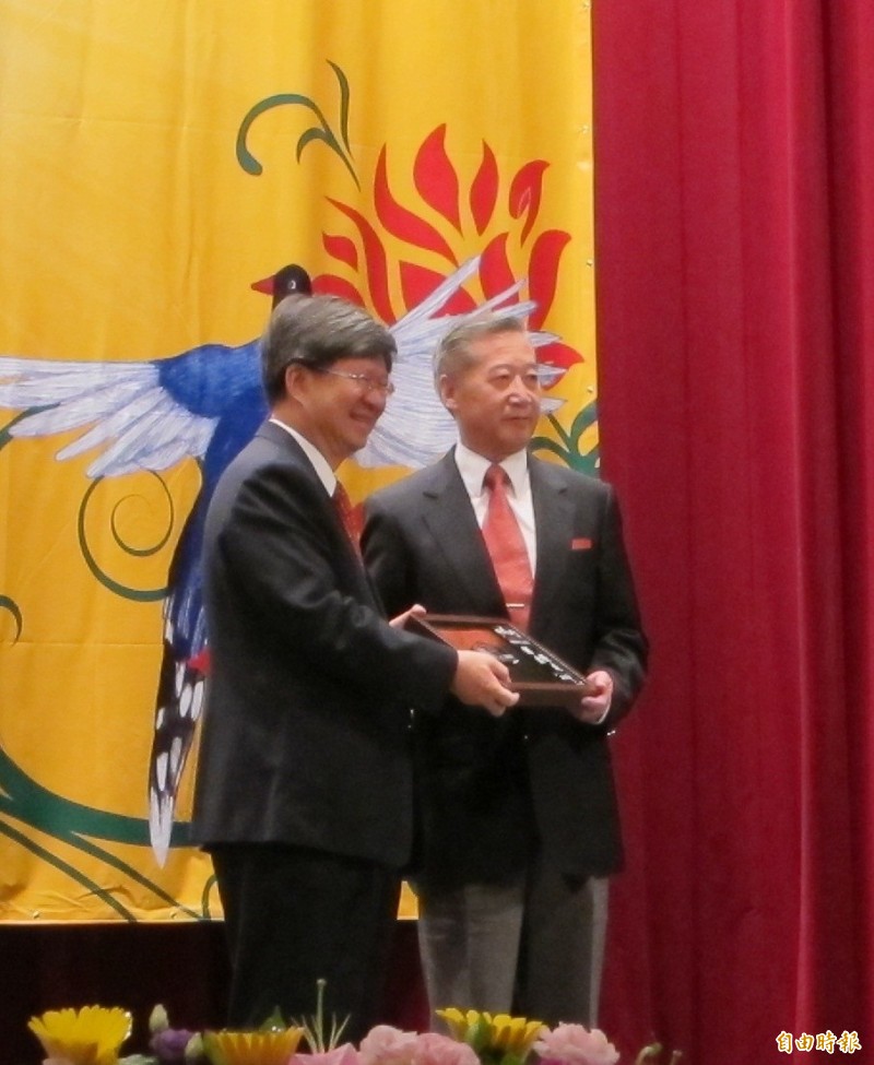 前大法官劉鐵錚（右）2012年獲頒政大傑出校友，由時任政大校長吳思華（左）頒發。（資料照）