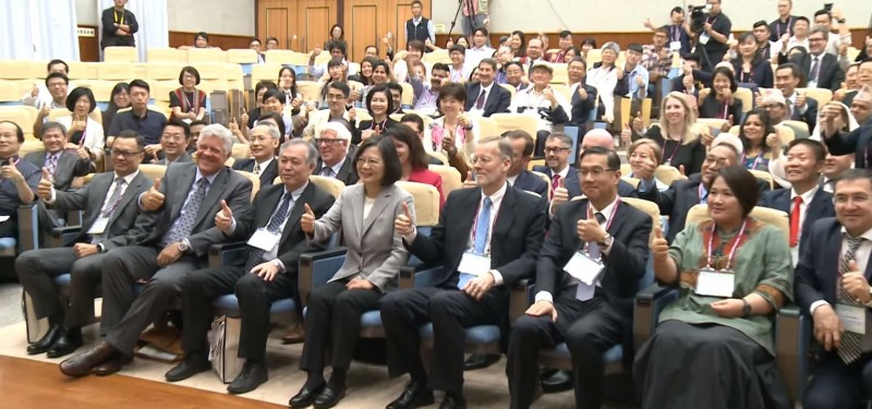 蔡英文總統今日上午出席國際宗教自由論壇，表示台灣絕對是印太區域內，宗教自由度最高的國家之一。（圖擷取自總統府網站）