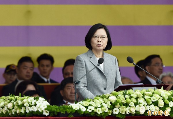蔡英文總統今日在國慶大會發表演說。提出4個「不會」,包括「不會貿然升高對抗、不會屈從退讓、不會走向衝突對抗、也不會背離民意,犧牲台灣主權。」中國官媒對此嗆:「台海的事情今後注定輕鬆不了。」(記者羅沛德攝) 蔡英文總統今日在國慶大會發表演說。提出4個「不會」,包括「不會貿然升高對抗、不會屈從退讓、不會走向衝突對抗、也不會背離民意,犧牲台灣主權。」中國官媒對此嗆:「台海的事情今後注定輕鬆不了。」(記者羅沛德攝)