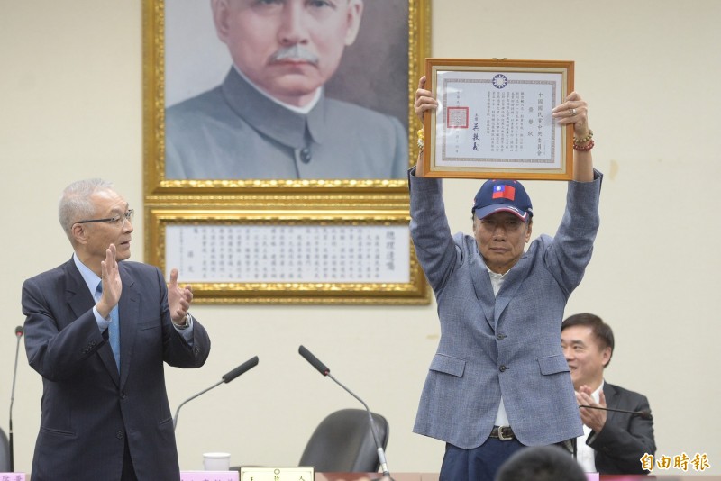 郭台銘今天接下國民黨榮譽狀之後，宣布將投入黨內總統初選。（記者張嘉明攝）