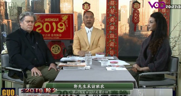 中國流亡富商郭文貴(中)與美國白宮前幕僚長班農(左)、助理凱琳(右),在除夕夜展開長達5小時的「爆料春晚」,席間揭露了共產黨的機密文件,顯示中國最擔心的就是蔡英文否定九二共識。(圖擷自戰友之聲YouTube) 中國流亡富商郭文貴(中)與美國白宮前幕僚長班農(左)、助理凱琳(右),在除夕夜展開長達5小時的「爆料春晚」,席間揭露了共產黨的機密文件,顯示中國最擔心的就是蔡英文否定九二共識。(圖擷自戰友之聲YouTube)