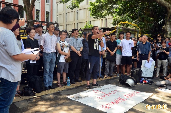 樹黨於24日上午到教育部外舉辦記者會,聲援學生佔領教育部之行動,樹黨認為教育部至今都不願與民眾正面對話,警察甚至還越權逮捕採訪記者,戕害新聞自由,痛批「這不是官逼民反,什麼才是官逼民反?」(記者王藝菘攝) 樹黨於24日上午到教育部外舉辦記者會,聲援學生佔領教育部之行動,樹黨認為教育部至今都不願與民眾正面對話,警察甚至還越權逮捕採訪記者,戕害新聞自由,痛批「這不是官逼民反,什麼才是官逼民反?」(記者王藝菘攝)