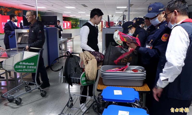 我國決定自‪明日零時‬起，增加對菲律賓入境桃園機場旅客手提行李進行全面X光機查驗。（資料照）