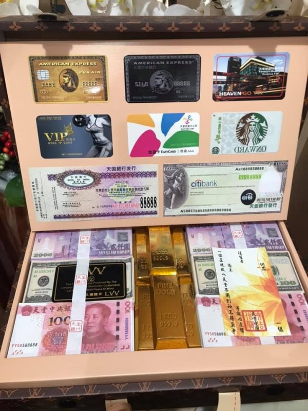 另外，有網友分享自己買了一個裝滿各種卡片和現金的紙紮LV高級皮箱當祭品。（圖擷取自爆料公社）