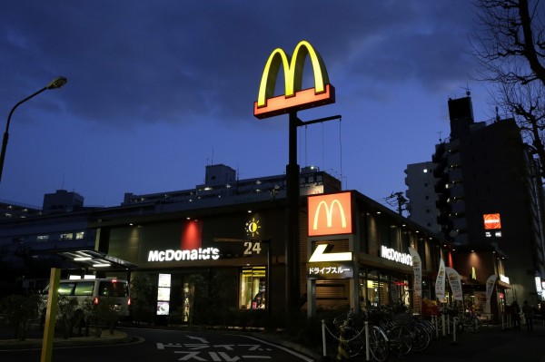 Mcdonald s japan. Макдоналдс Эстетика. Макдональдс ночью. Эстетика макдональдс кафе. Макдональдс эстетично.