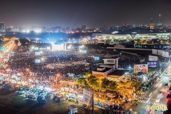 台灣最新統獨民調出爐，47.5％民眾希望台灣獨立，22.7％贊成與中國統一。圖為陳其邁選前之夜造勢。（資料照）