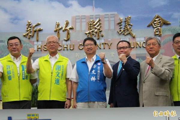 新竹市議長、無黨籍市長參選人謝文進(左2)今天主動拜會新竹縣議會,向議長張鎮榮(右3)、縣長邱鏡淳(右2)提出縣市合作、跨域治理大新竹概念,獲得國民黨新竹縣長參選人楊文科(左3)認同,也引起外界產生新竹市藍軍要「禮讓」謝文進的遐想。(記者黃美珠攝) 新竹市議長、無黨籍市長參選人謝文進(左2)今天主動拜會新竹縣議會,向議長張鎮榮(右3)、縣長邱鏡淳(右2)提出縣市合作、跨域治理大新竹概念,獲得國民黨新竹縣長參選人楊文科(左3)認同,也引起外界產生新竹市藍軍要「禮讓」謝文進的遐想。(記者黃美珠攝)