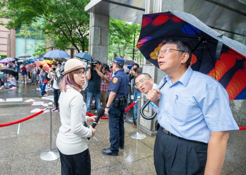 台北市長柯文哲傍晚突然前往台北的香港經貿文化辦事處前,探視靜坐聲援香港「反送中」的港、台青年,卻被反嗆「這就是你要的一國兩制嗎?『不要理他』就好了嗎?你不敢講嗎?」低聲和幕僚交頭接耳後,隨即轉身離去。(民眾提供) 台北市長柯文哲傍晚突然前往台北的香港經貿文化辦事處前,探視靜坐聲援香港「反送中」的港、台青年,卻被反嗆「這就是你要的一國兩制嗎?『不要理他』就好了嗎?你不敢講嗎?」低聲和幕僚交頭接耳後,隨即轉身離去。(民眾提供)