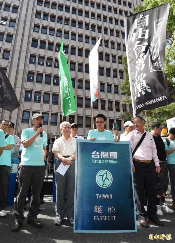 自由台灣黨認為,中華民國已經「過期」64年,印上「中華民國」字樣的護照只會被當成是「中華人民共和國」的人;民眾設計出的「台灣國」護照貼紙反而能讓人民證明自己是「台灣人」,並和中國做出明顯區別。(記者劉信德攝) 自由台灣黨認為,中華民國已經「過期」64年,印上「中華民國」字樣的護照只會被當成是「中華人民共和國」的人;民眾設計出的「台灣國」護照貼紙反而能讓人民證明自己是「台灣人」,並和中國做出明顯區別。(記者劉信德攝)