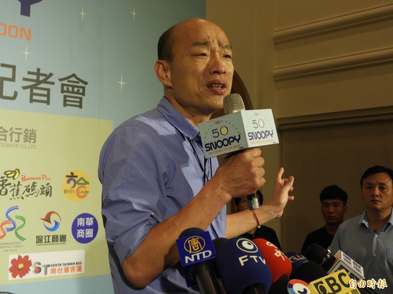 香港民眾走上街頭,發起「反送中遊行」捍衛民主,在高雄求學的香港學生12日也在高雄市文化中心發起「反對逃犯條例」集會,但高雄市長韓國瑜(見圖)面對媒體提問此事卻再度避答,讓時代力量立委徐永明傻眼表示「韓國瑜已經醜三」。(資料照) 香港民眾走上街頭,發起「反送中遊行」捍衛民主,在高雄求學的香港學生12日也在高雄市文化中心發起「反對逃犯條例」集會,但高雄市長韓國瑜(見圖)面對媒體提問此事卻再度避答,讓時代力量立委徐永明傻眼表示「韓國瑜已經醜三」。(資料照)