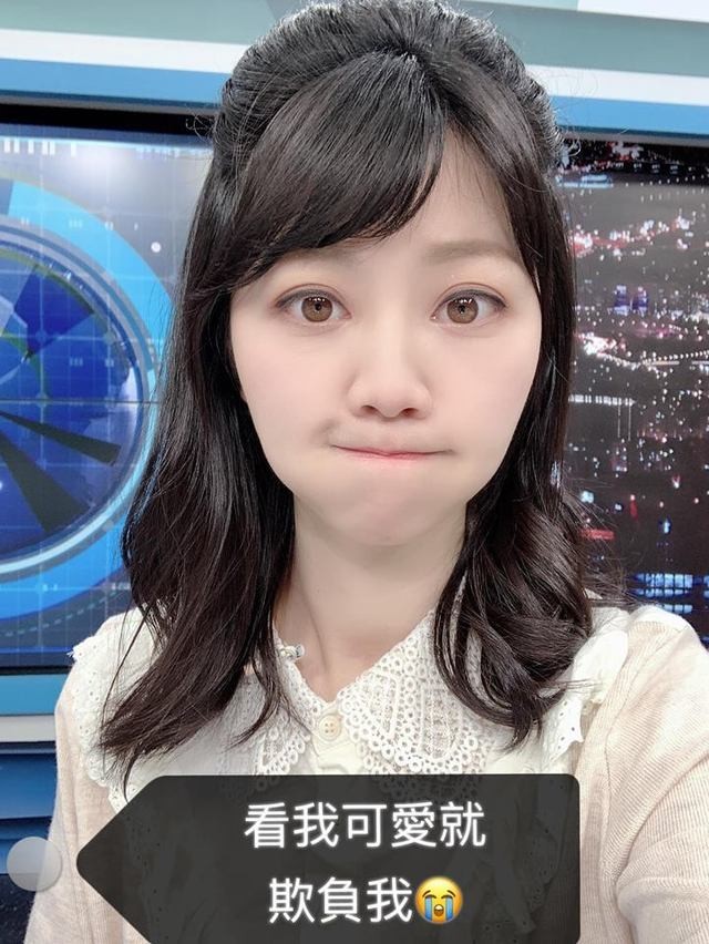 台北市議員高嘉瑜外型亮眼,素有「正妹議員」的稱號,在南港、內湖擁有數量龐大的支持者。不過有網友發現,今日台北市長柯文哲施政報告的議程中,各議員都組隊質詢,唯獨高嘉瑜獨自一人質詢,成為「落單議員」。(擷取自高嘉瑜臉書) 台北市議員高嘉瑜外型亮眼,素有「正妹議員」的稱號,在南港、內湖擁有數量龐大的支持者。不過有網友發現,今日台北市長柯文哲施政報告的議程中,各議員都組隊質詢,唯獨高嘉瑜獨自一人質詢,成為「落單議員」。(擷取自高嘉瑜臉書)