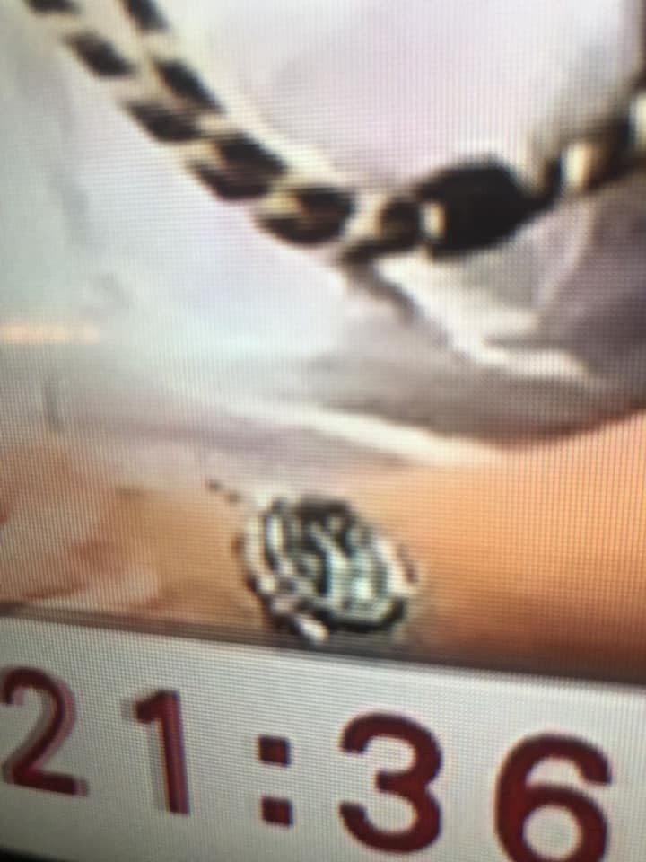 有網友發現，警務處發布影片的時間為10時21分，但警務處警官上的手錶時間卻是5時左右，質疑影片事前預錄，且設局讓民眾占領立法會。（圖擷取自臉書）