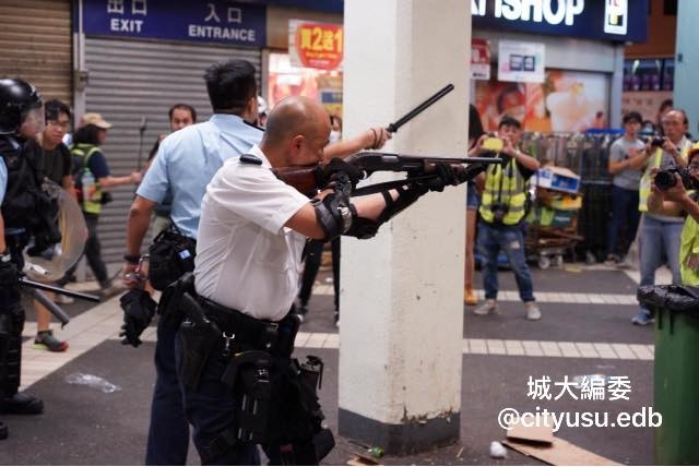 葵涌警署內的員警一度使用胡椒噴霧驅散人群，甚至一度舉槍（圖擷取自臉書＿香港城市大學學生會編輯委員會）