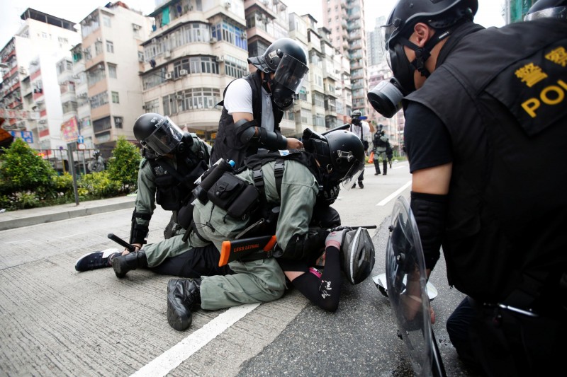 香港警方昨日在多區與示威者爆發衝突，過度執法引起港人憤怒。對此，有醫護團體發表聲明，從8月12日起，醫護人員將發起無限期罷工行動。（路透）