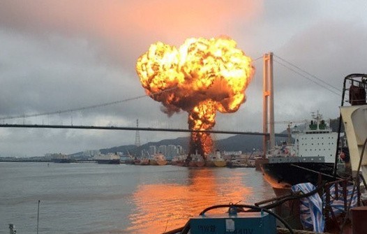 韓國蔚山港貨輪大爆炸，瞬間火焰猶如蕈狀雲，已知造成9人受傷。（路透）