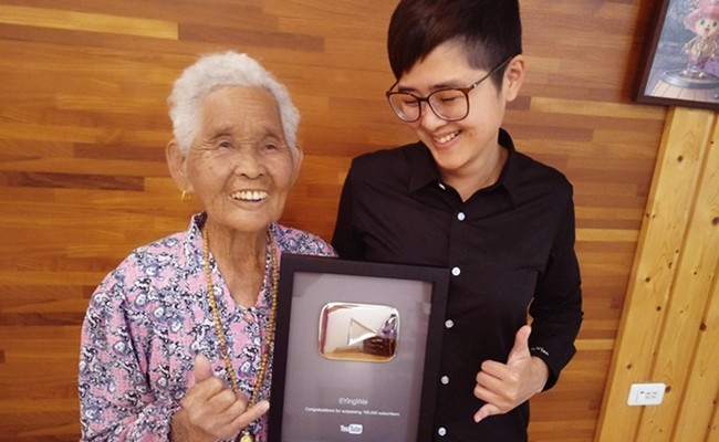 常在影片中教大家做古早味料理、全台最年長86歲YouTuber「快樂嬤」可愛的笑聲和逗趣的回應,深受網友喜愛,沒想到今(24日)天卻傳出快樂嬤不幸病逝的消息,短短20分鐘湧入上萬人難過哀悼。(圖取自「6YingWei快樂姊」臉書粉絲專頁) 常在影片中教大家做古早味料理、全台最年長86歲YouTuber「快樂嬤」可愛的笑聲和逗趣的回應,深受網友喜愛,沒想到今(24日)天卻傳出快樂嬤不幸病逝的消息,短短20分鐘湧入上萬人難過哀悼。(圖取自「6YingWei快樂姊」臉書粉絲專頁)