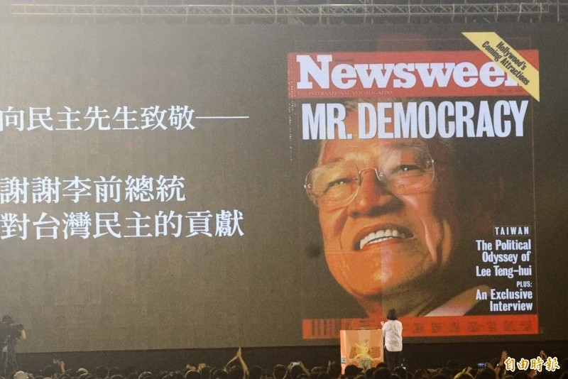 前總統李登輝將受國葬殊榮,讓新黨前主席郁慕明氣炸痛罵。對此,學者李筱峰砲轟郁慕明,「台灣最價值錯亂的人,就是這些過去曾經發誓要消滅共匪,現在卻舔共媚共的這群人」。圖為總統蔡英文1日在高雄舉辦社群之夜,帶領全場群眾向李登輝致敬。(資料照) 前總統李登輝將受國葬殊榮,讓新黨前主席郁慕明氣炸痛罵。對此,學者李筱峰砲轟郁慕明,「台灣最價值錯亂的人,就是這些過去曾經發誓要消滅共匪,現在卻舔共媚共的這群人」。圖為總統蔡英文1日在高雄舉辦社群之夜,帶領全場群眾向李登輝致敬。(資料照)