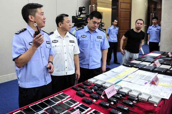 前年78名台灣人在亞美尼亞涉嫌電信詐騙遭遣送中國,中國廣州市花都區人民法院昨天對29名被告,做出一審判決。圖為廣東警方當時宣布偵破這起案件,示範嫌犯在詐騙過程中用對講機模擬警方辦公場所環境聲情形。(中央社) 前年78名台灣人在亞美尼亞涉嫌電信詐騙遭遣送中國,中國廣州市花都區人民法院昨天對29名被告,做出一審判決。圖為廣東警方當時宣布偵破這起案件,示範嫌犯在詐騙過程中用對講機模擬警方辦公場所環境聲情形。(中央社)