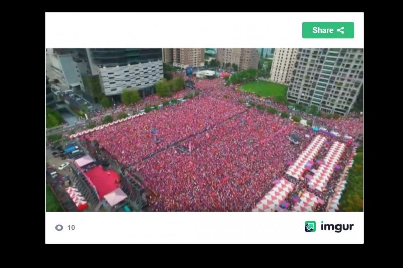 國民黨總統初選參選人韓國瑜22日出席台中造勢大會,韓國瑜在晚間7點大進場前,主持人就喊出現場人數突破20萬人,但人數引起網友質疑灌水。對此,有網友PO出下午6點的現場空拍圖,請網友一同來估算人數。(圖擷取自PTT) 國民黨總統初選參選人韓國瑜22日出席台中造勢大會,韓國瑜在晚間7點大進場前,主持人就喊出現場人數突破20萬人,但人數引起網友質疑灌水。對此,有網友PO出下午6點的現場空拍圖,請網友一同來估算人數。(圖擷取自PTT)