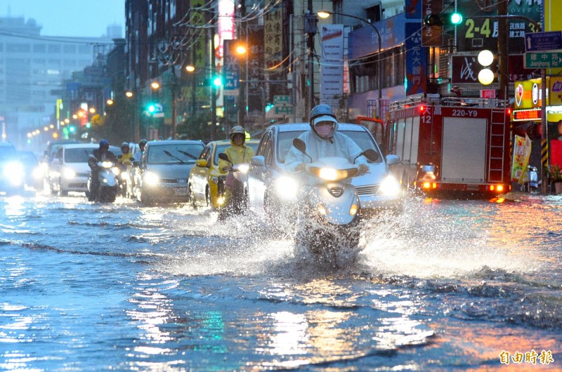 高雄市區昨天傍晚降下雷陣雨，超大雨勢讓許多路面積水，車輛拋錨動彈不得，又正值下班時間，民眾怨聲載道。（資料照）