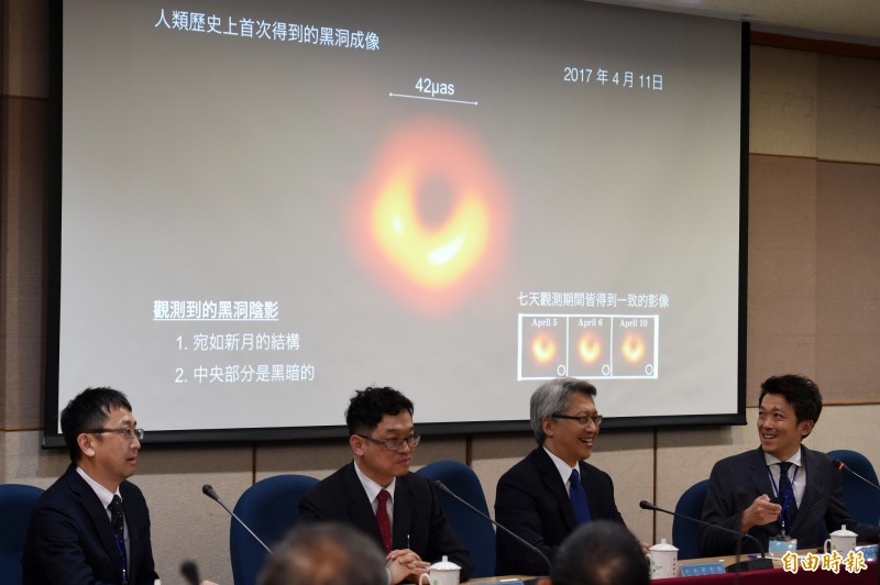 我國參與國際大型黑洞觀測計畫「事件視界望遠鏡」(EHT),10日晚間與其他5個國家同步公開人類史上第一張黑洞照片。(記者廖振輝攝) 我國參與國際大型黑洞觀測計畫「事件視界望遠鏡」(EHT),10日晚間與其他5個國家同步公開人類史上第一張黑洞照片。(記者廖振輝攝)