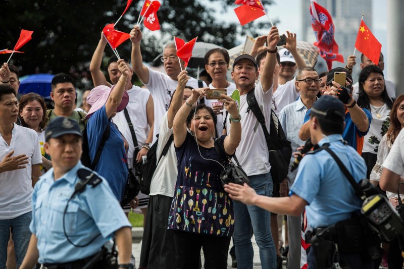 香港議員何君堯與「香港政研會」等親中團體,今日舉行「撐警集會」,許多到場採訪的媒體,遭撐警活動人士惡意辱罵及攻擊,香港記者協會與香港攝影記者協會發表聯合聲明,嚴厲反對踐踏新聞專業,並譴責傷害記者的行為。圖為高舉中國國旗的撐警人士。(法新社) 香港議員何君堯與「香港政研會」等親中團體,今日舉行「撐警集會」,許多到場採訪的媒體,遭撐警活動人士惡意辱罵及攻擊,香港記者協會與香港攝影記者協會發表聯合聲明,嚴厲反對踐踏新聞專業,並譴責傷害記者的行為。圖為高舉中國國旗的撐警人士。(法新社)