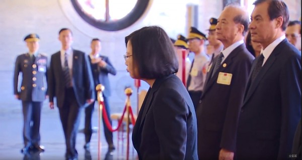 昨日是九三軍人節,總統蔡英文主持「中華民國107年秋祭忠烈殉職人員典禮」,但各種網路假消息滿天飛,先說是總統不唱國歌,今日中午在境外及國內又同時出現總統在「典禮期間吐扣水」的錯誤訊息,總統府駁斥這是噁心的抹黑行為,應同聲譴責。(軍聞社提供) 昨日是九三軍人節,總統蔡英文主持「中華民國107年秋祭忠烈殉職人員典禮」,但各種網路假消息滿天飛,先說是總統不唱國歌,今日中午在境外及國內又同時出現總統在「典禮期間吐扣水」的錯誤訊息,總統府駁斥這是噁心的抹黑行為,應同聲譴責。(軍聞社提供)